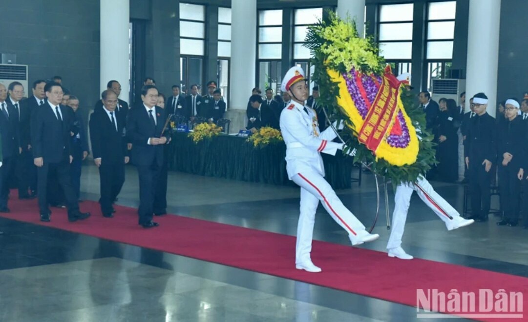 Đoàn Quốc hội do đồng chí Trần Thanh Mẫn, Ủy viên Bộ Chính trị, Chủ tịch Quốc hội làm Trưởng đoàn vào viếng đồng chí Nguyễn Phú Trọng và chia buồn cùng gia quyến