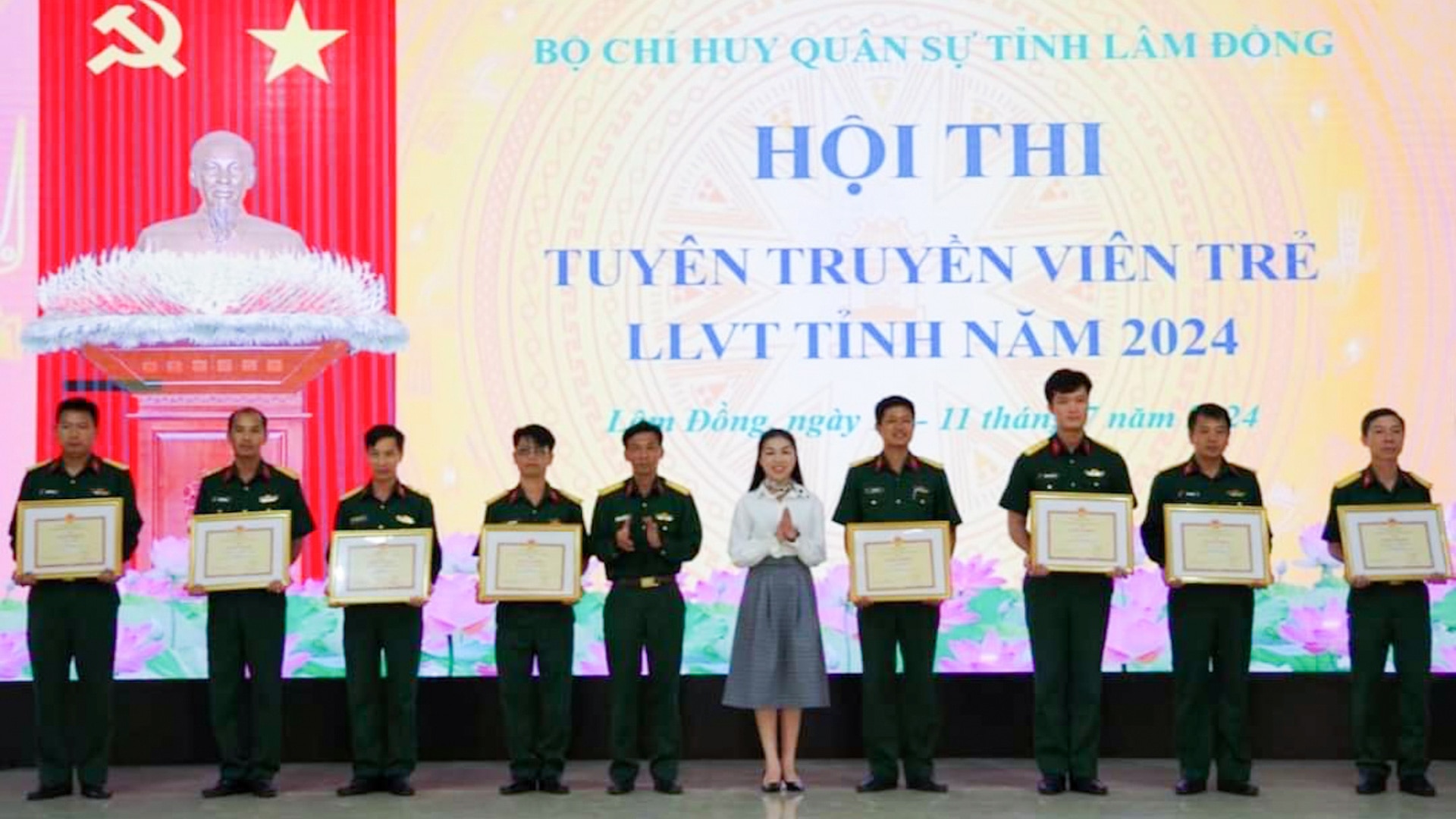 Trao giải cho các đội có phần thi xuất sắc