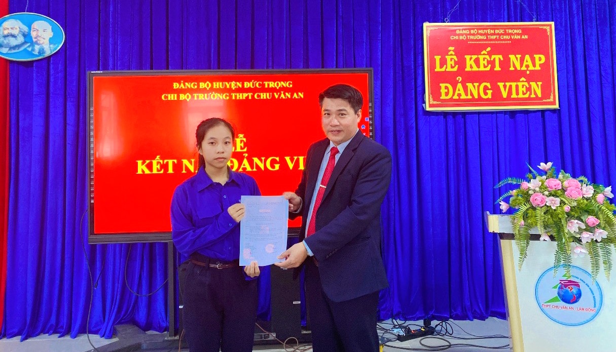 Đồng chí Hoàng Văn Thưởng - Bí thư Chi bộ, Hiệu trưởng Trường THPT Chu Văn An, trao quyết định kết nạp cho đảng viên Lê Bùi Bảo Như