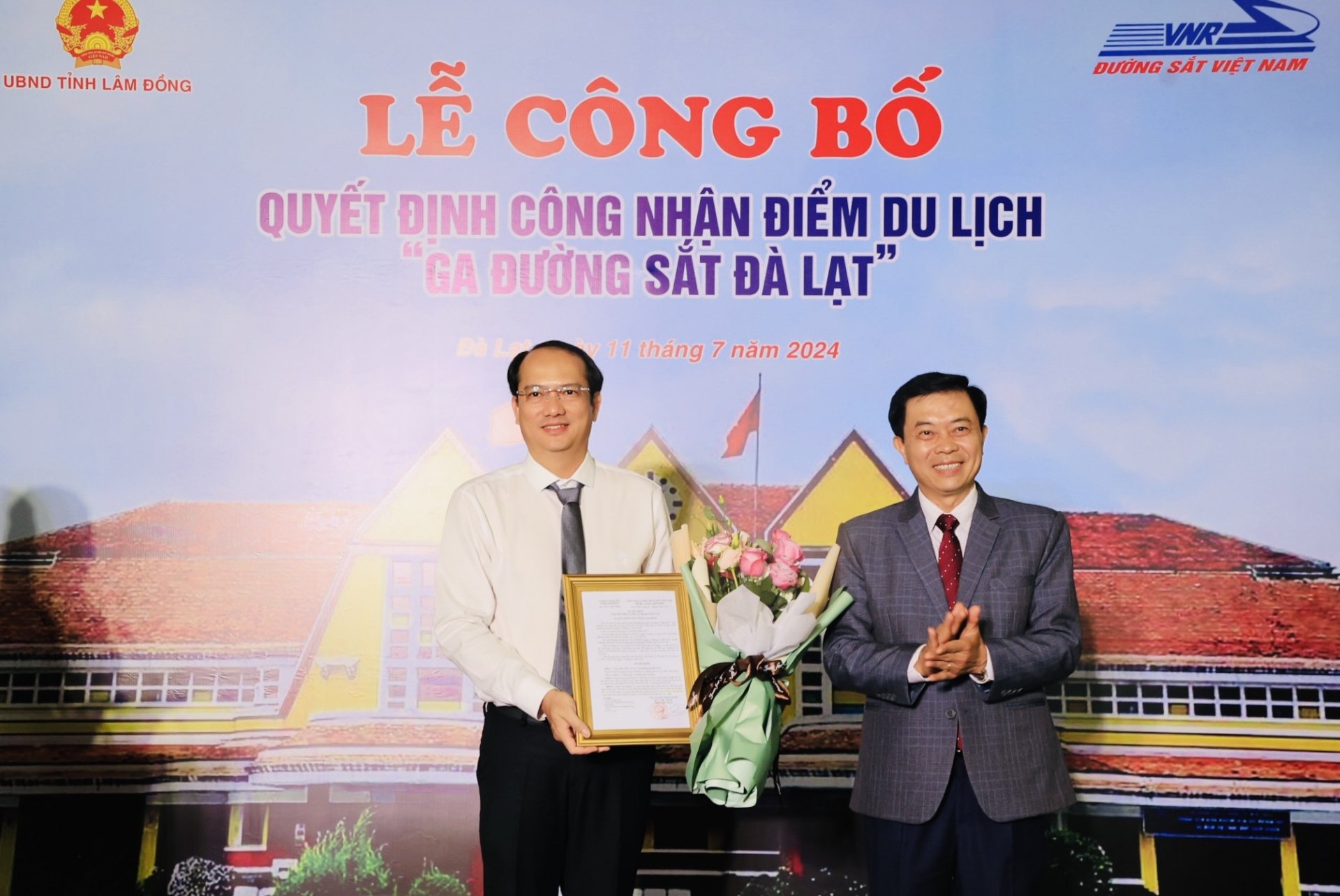 Ông Nguyễn Trung Kiên (phải) - Giám đốc Sở Văn hoá - Thể thao và Du lịch thừa uỷ quyền lãnh đạo tỉnh Lâm Đồng trao Quyết định công nhận Điểm Du lịch Ga Đường sắt Đà Lạt cho ông Trần Anh Tuấn - Phó Tổng Giám đốc Tổng công ty Đường sắt Việt Nam