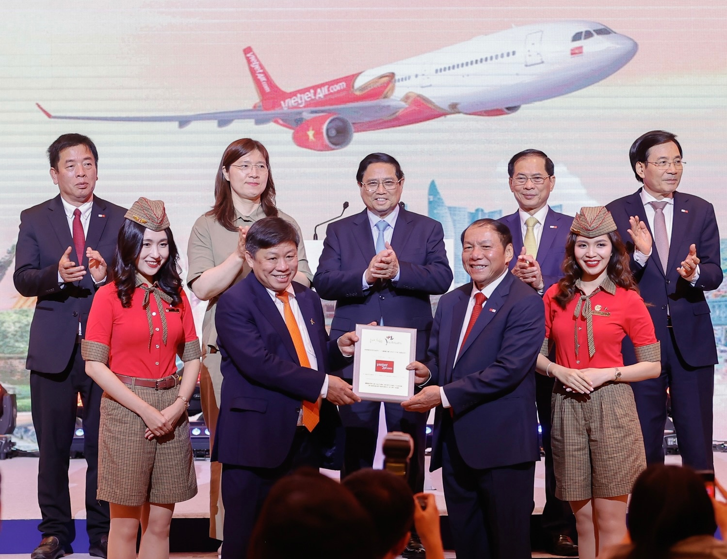 Dưới sự chứng kiến của Thủ tướng Phạm Minh Chính, Bộ trưởng Bộ VHTT&DL Nguyễn Văn Hùng trao tặng Kỷ niệm chương chúc mừng cho hành trình 10 năm kết nối giữa Việt Nam - Hàn Quốc của Vietjet