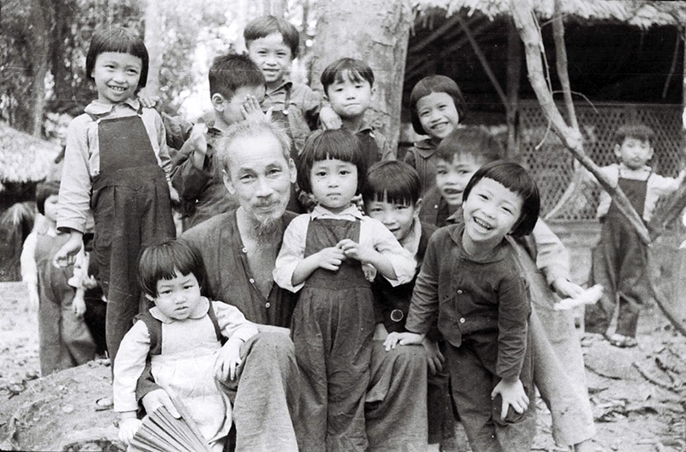Bác Hồ đến thăm Trường mẫu giáo nội trú đầu tiên của quân đội tại Việt Bắc nhân dịp sinh nhật 19/5/1953. Nguồn: TTXVN