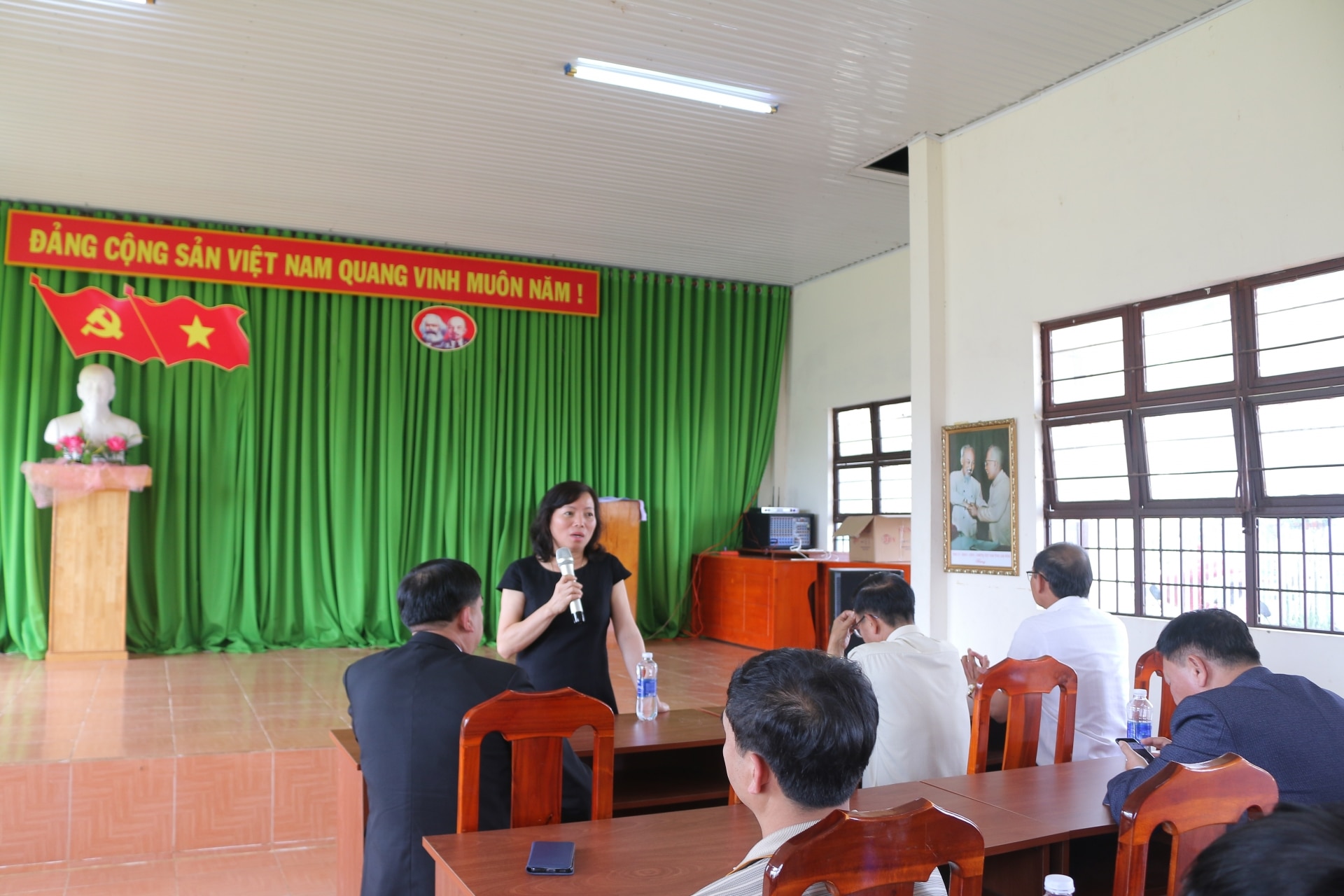 đồng chí Nguyễn Thị Mỵ – Phó trưởng Ban Tuyên giáo Tỉnh ủy chúc mừng địa phương đã đạt được những kết quả quan trọng trong 