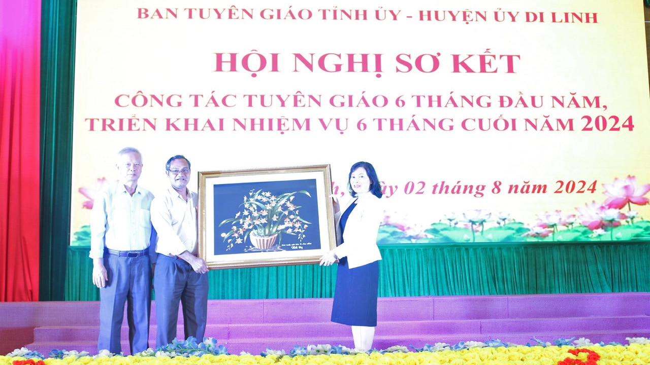 Ban Tuyên giáo Tỉnh ủy tặng quà lưu niệm cho Thường trực Huyện ủy Di Linh