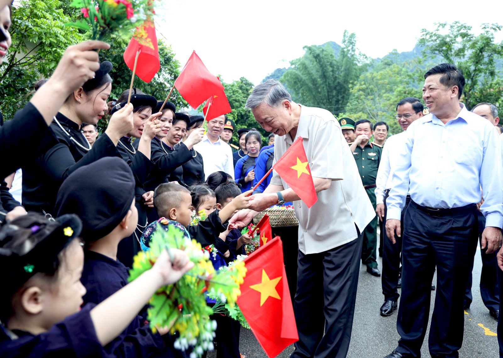 Ủy viên Bộ Chính trị, Chủ tịch nước Tô Lâm với thiếu nhi xã Trường Hà, huyện Hà Quảng, tỉnh Cao Bằng