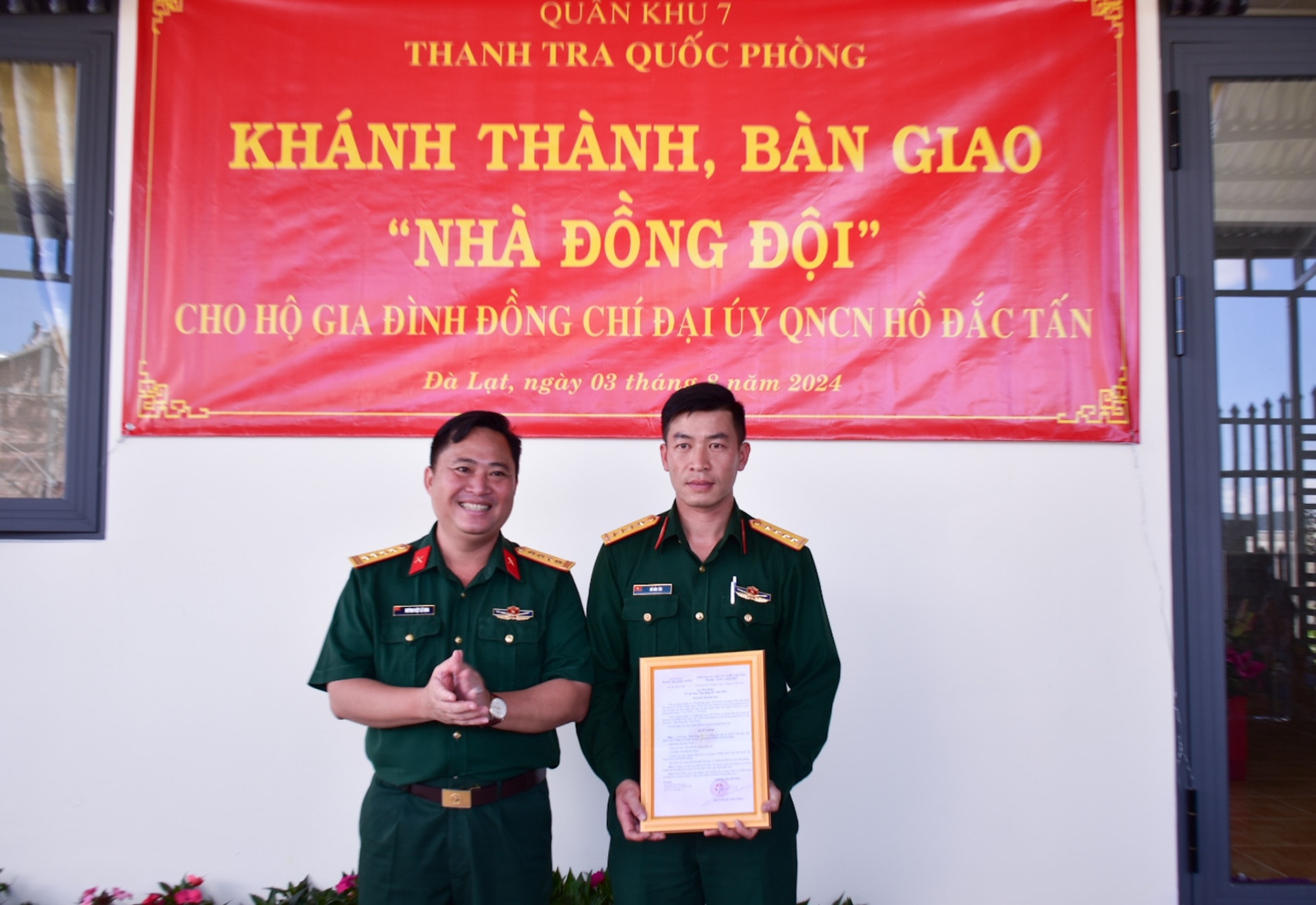 Đại tá Huỳnh Việt Lê Kha, Chánh Thanh tra Quốc phòng Quân khu 7 trao quyết định tặng “Nhà Đồng đội” cho Đại úy QNCN Hồ Đắc Tấn 