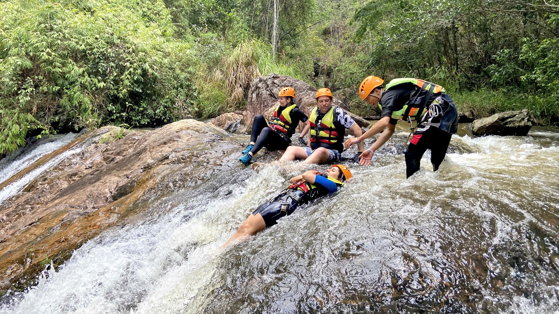 Tour vượt thác là sản phẩm du lịch du lịch mang đậm dấu ấn riêng của Đà Lạt