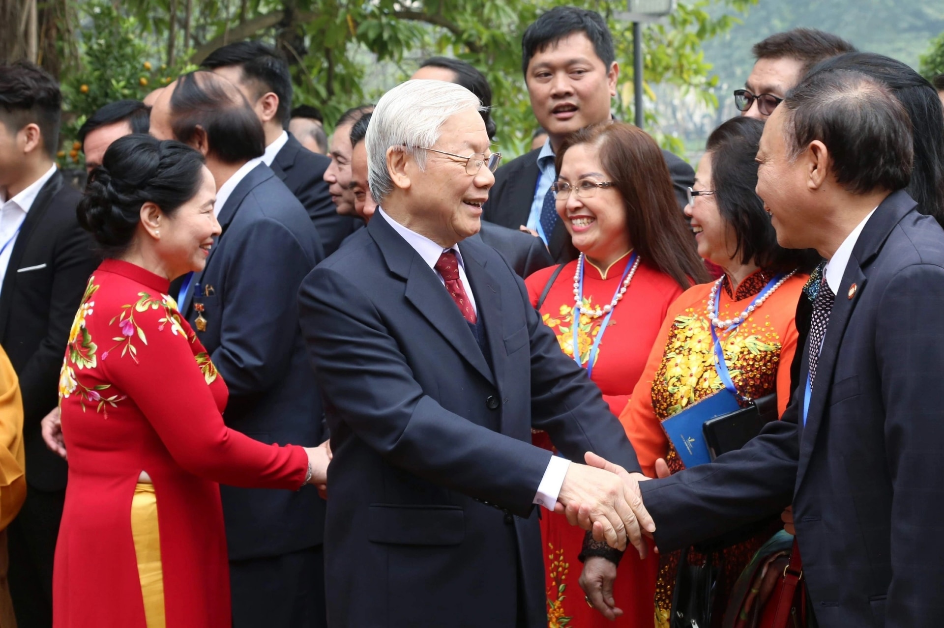 Tổng Bí thư, Chủ tịch nước Nguyễn Phú Trọng và Phu nhân thăm hỏi bà con kiều bào về nước dự chương trình Xuân Quê hương tại Đền Ngọc Sơn, Hồ Hoàn Kiếm, Hà Nội, chiều 26-1-2019. Ảnh: QUANG VINH