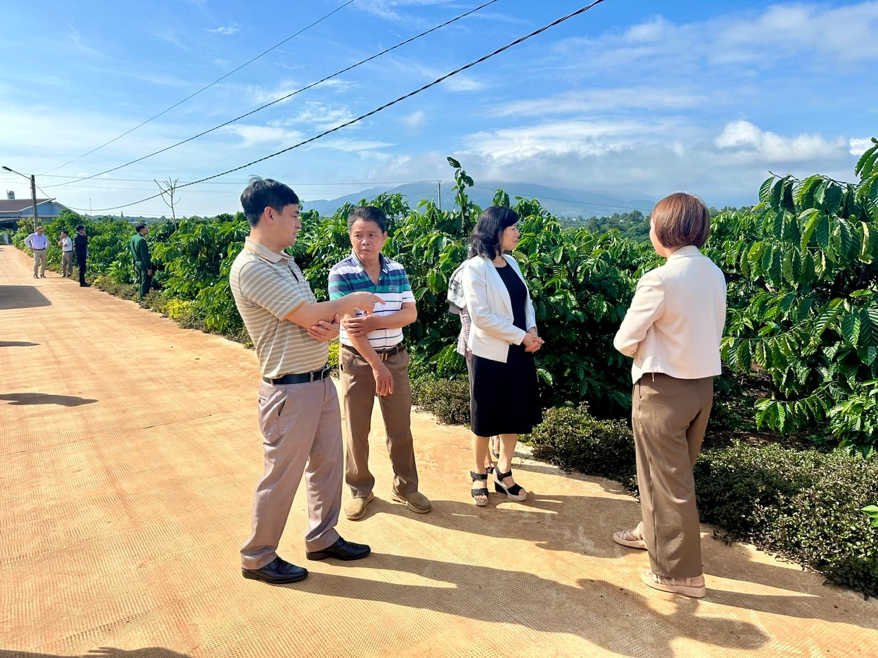 
Đoàn công tác tham quan mô hình thôn kiểu mẫu Tân Lạc 3
