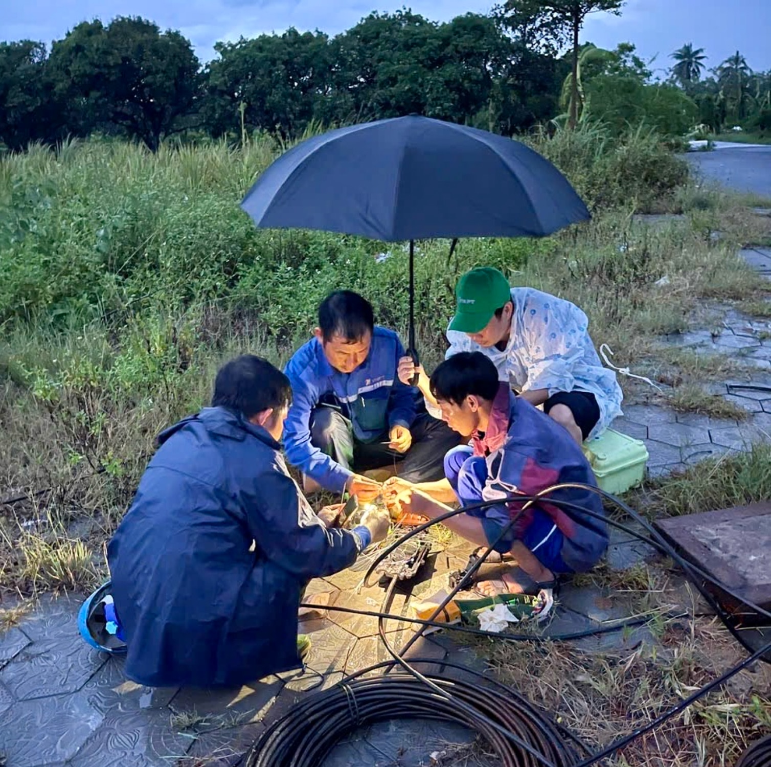 Chạy đua với thời gian nên tranh thủ mọi điều kiện tác nghiệp