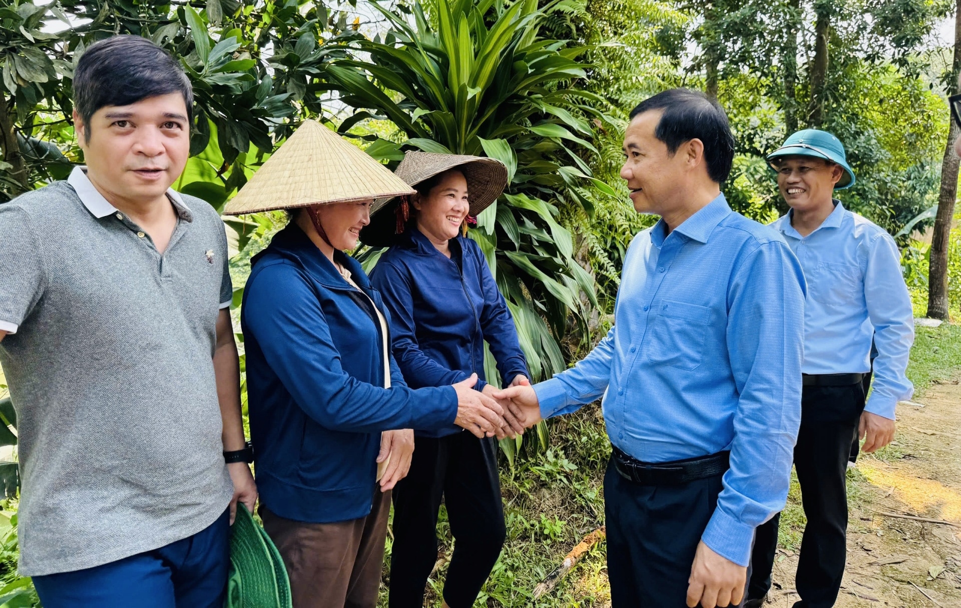 Đồng chí Nguyễn Thái Học - Quyền Bí thư Tỉnh ủy Lâm Đồng cùng đoàn công tác thăm hỏi và trao hỗ trợ cho đồng bào bị thiệt hại do bão lũ