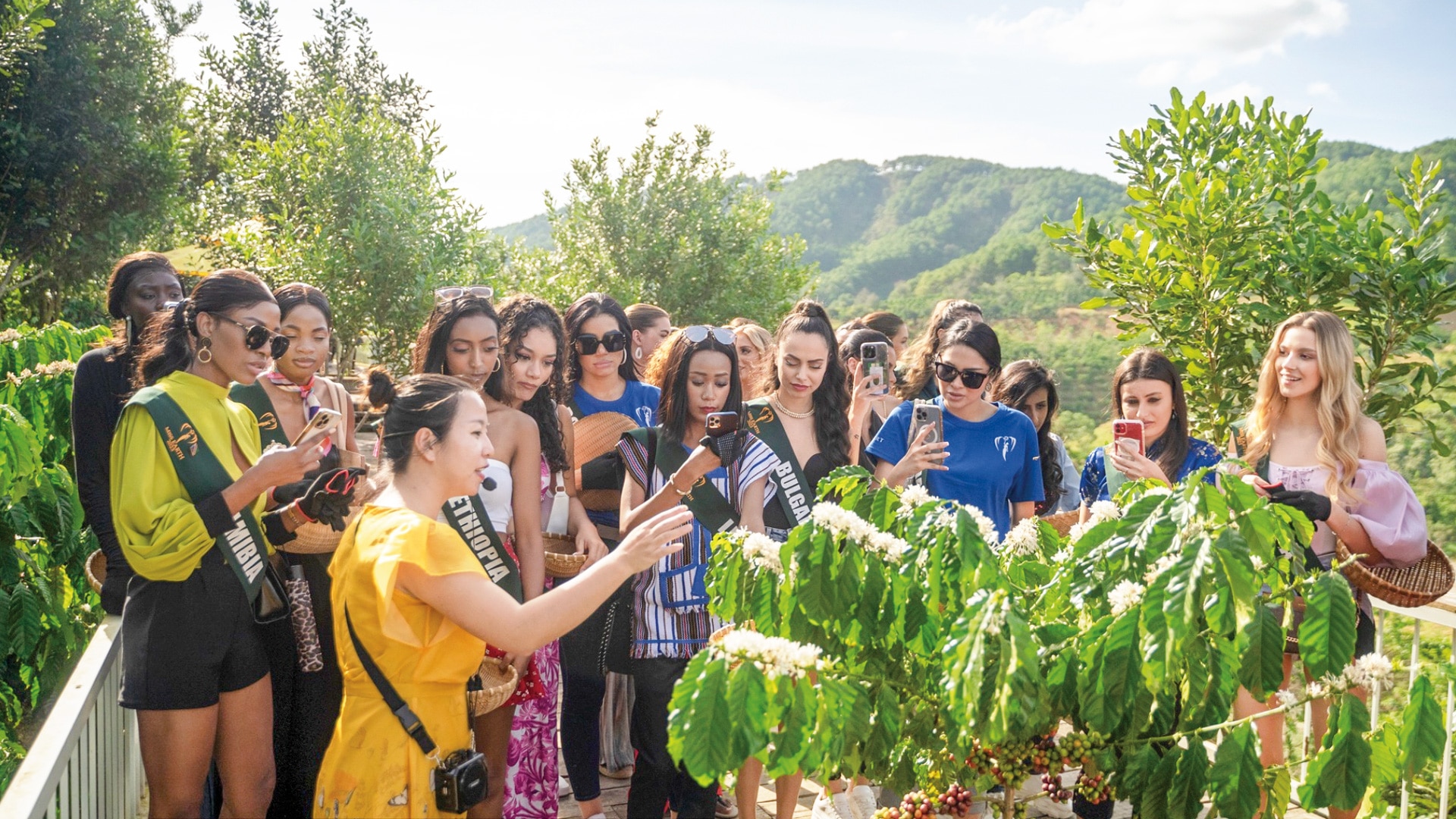 Đoàn hoa hậu Trái Đất Thế Giới 2023 đến thăm và trải nghiệm mô hình “Từ nông trại đến ly cà phê” ở KDL Cà phê Tám Trình