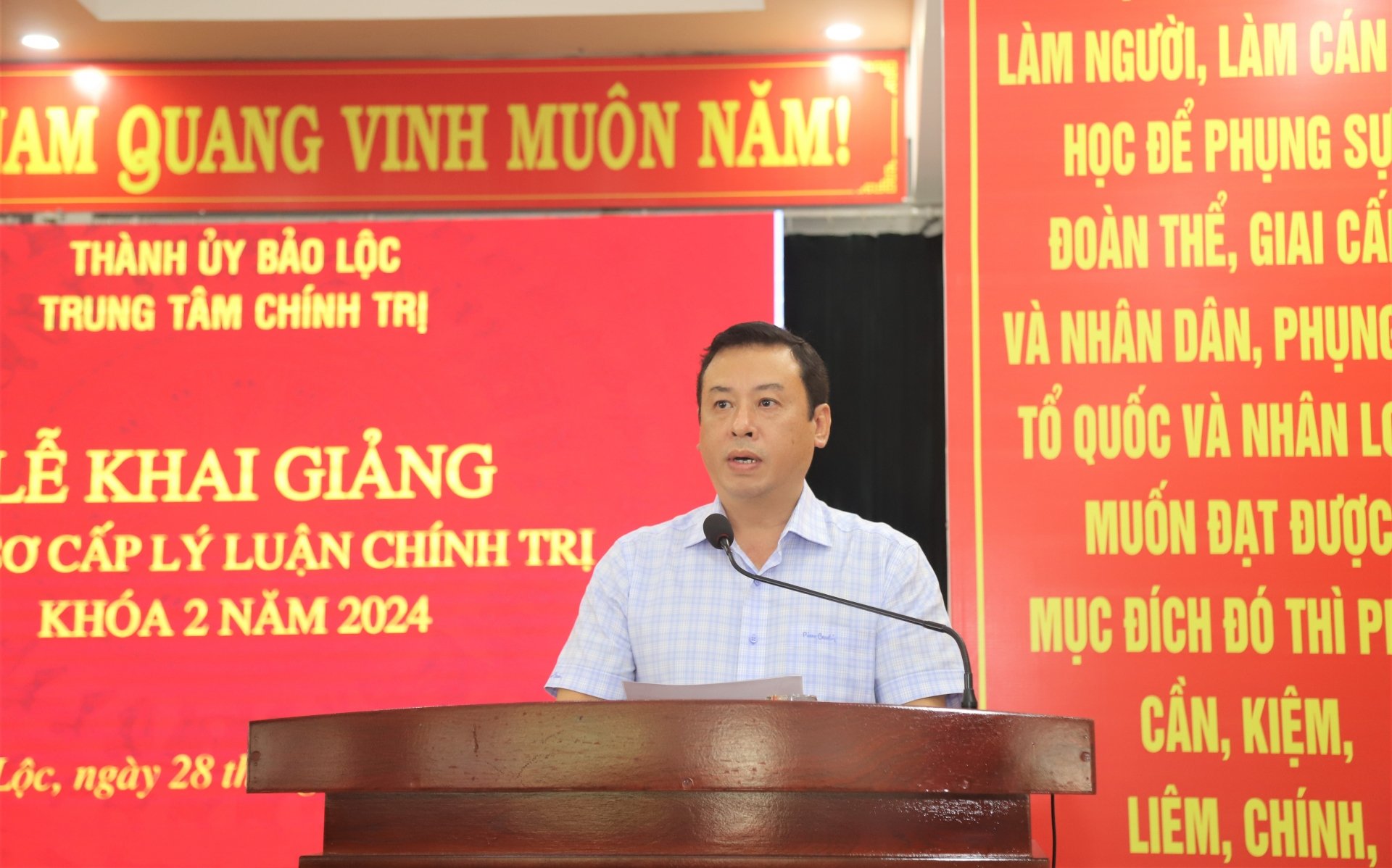 Đồng chí Nguyễn Minh Châu - Trưởng Ban Tuyên giáo Thành ủy, Giám đốc Trung tâm Chính trị TP Bảo Lộc phát biểu khai giảng lớp học