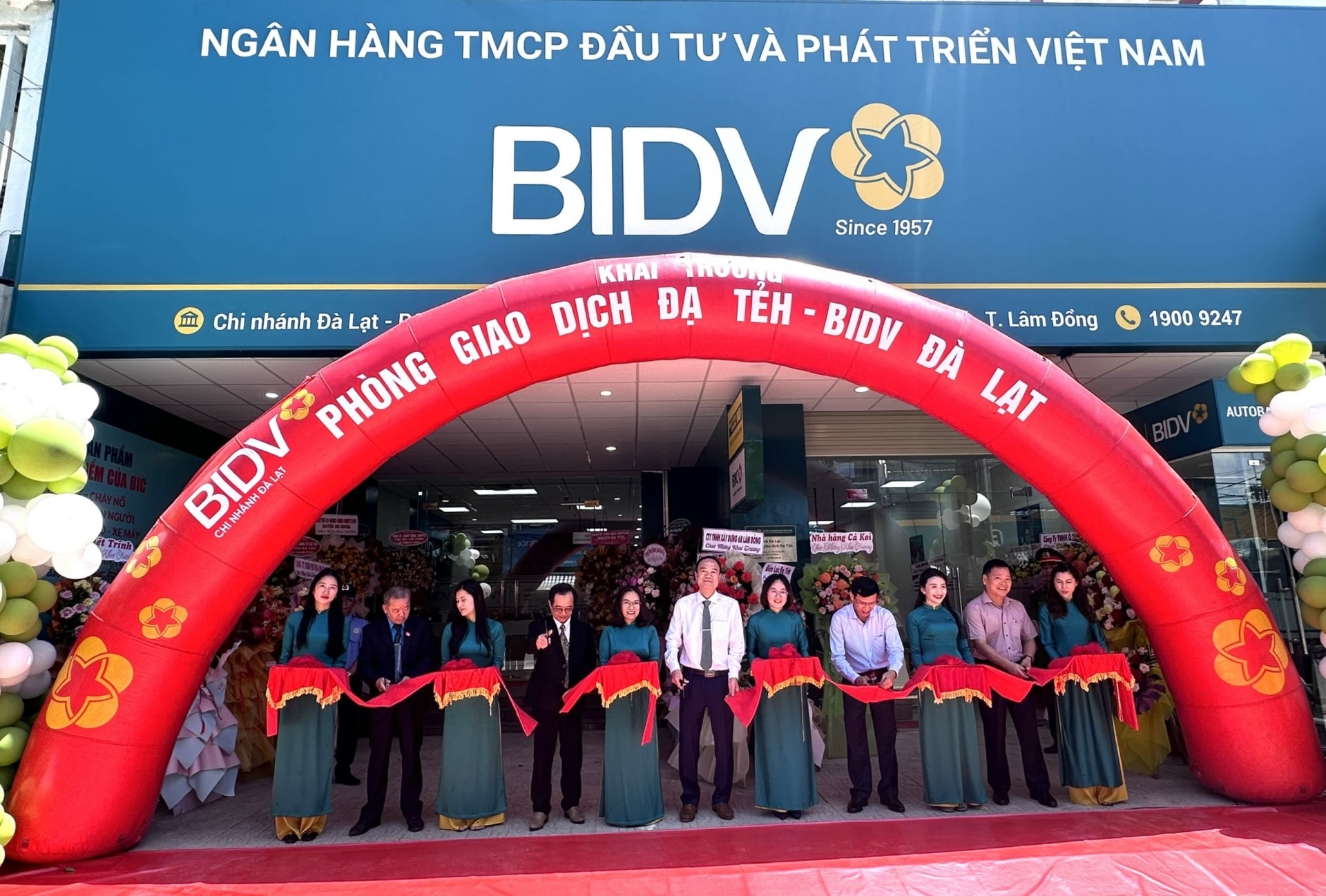 Các đại biểu cắt băng khai trương Phòng Giao dịch Đạ Tẻh