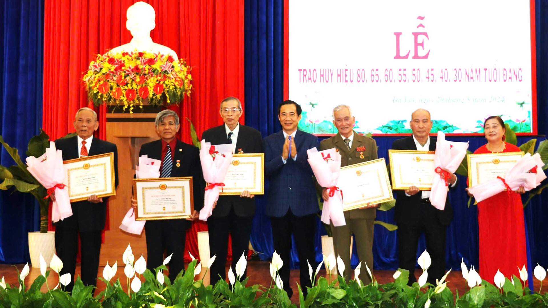 Ông Nguyễn Văn Thanh (thứ ba từ bên phải sang) trong buổi lễ trao huy hiệu Đảng do Thành ủy Đà Lạt 
tổ chức cuối tháng 8/2024