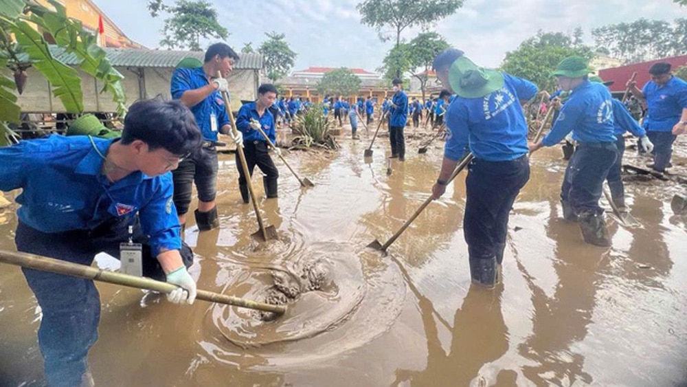 Đoàn viên, thanh niên tích cực tham gia dọn dẹp vệ sinh môi trường sau bão. Ảnh: Thành đoàn Hà Nội