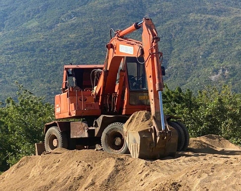 Vehicles used for illegal mining were discovered by the force. Photo: Ninh Thuan Provincial Police.