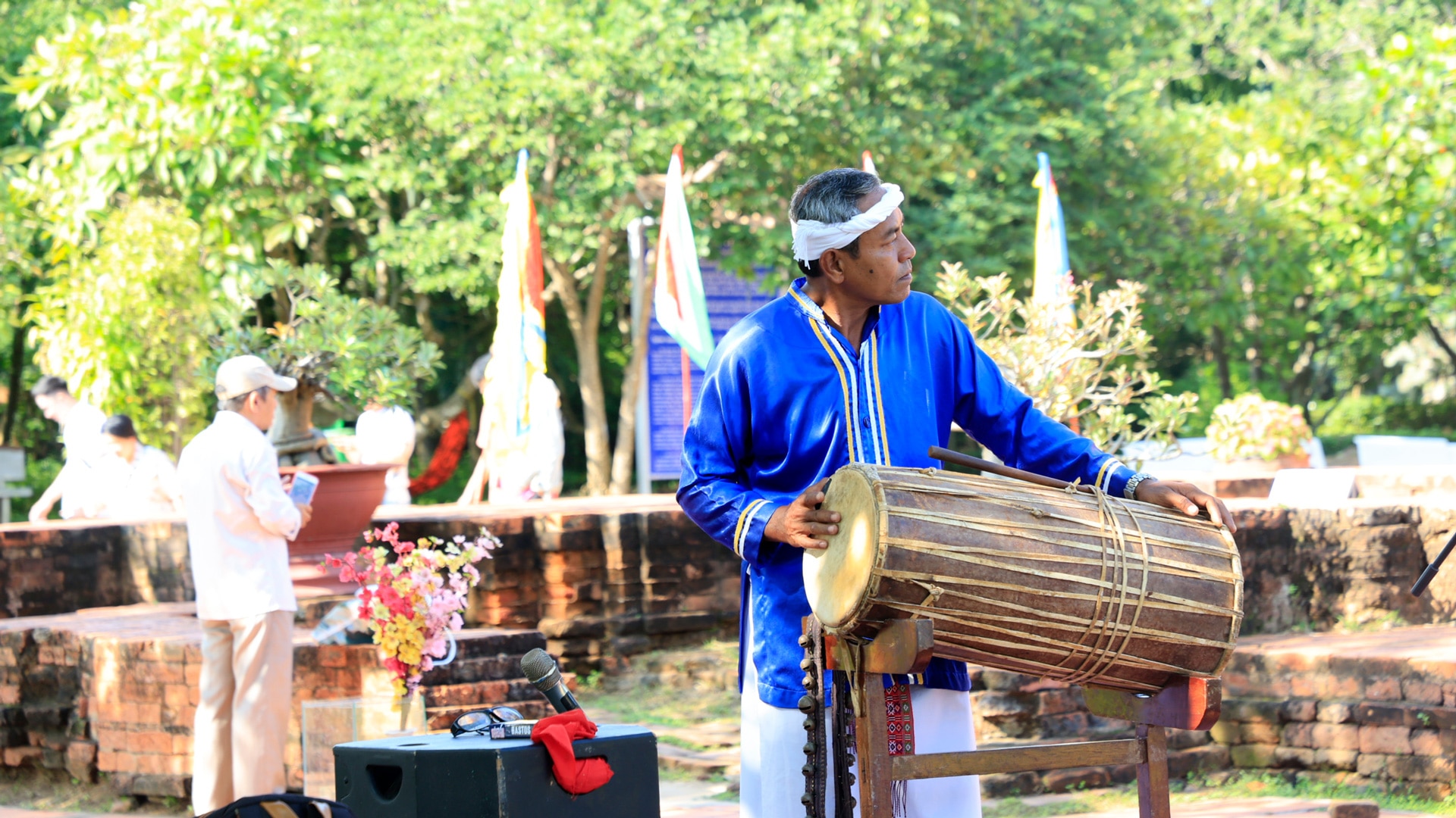 Nghệ nhân biểu diễn trống paranung