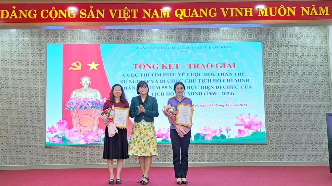 Đồng chí Nguyễn Thị Nga Oanh - Trưởng Ban Tổ chức Đảng ủy Khối các cơ quan tỉnh trao giải cho các thí sinh đoạt giải ba