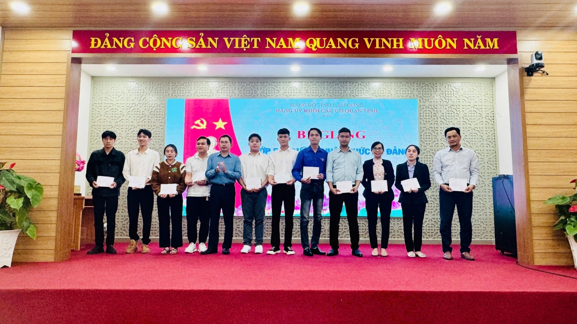 Đồng chí Đỗ Văn Thoan - Chủ nhiệm Ủy ban Kiểm tra Đảng uỷ Khối trao giấy chứng nhận cho các học viên