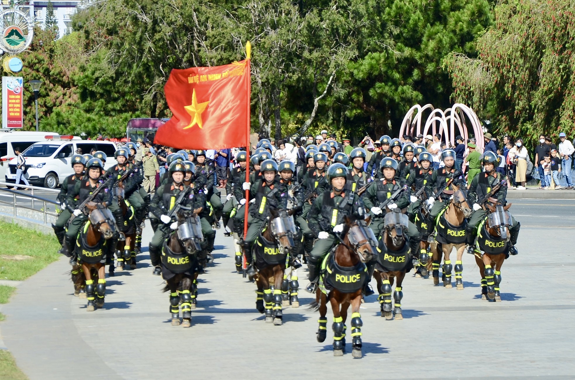 Enjoy the martial arts and anti-riot performance at Da Lat Square, photo 4