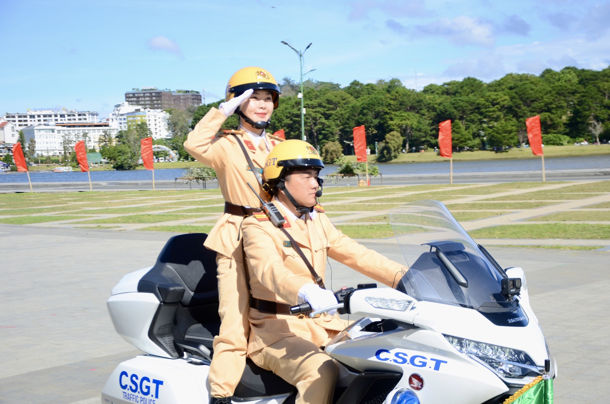 Enjoy the martial arts and anti-riot performance at Da Lat Square, photo 5