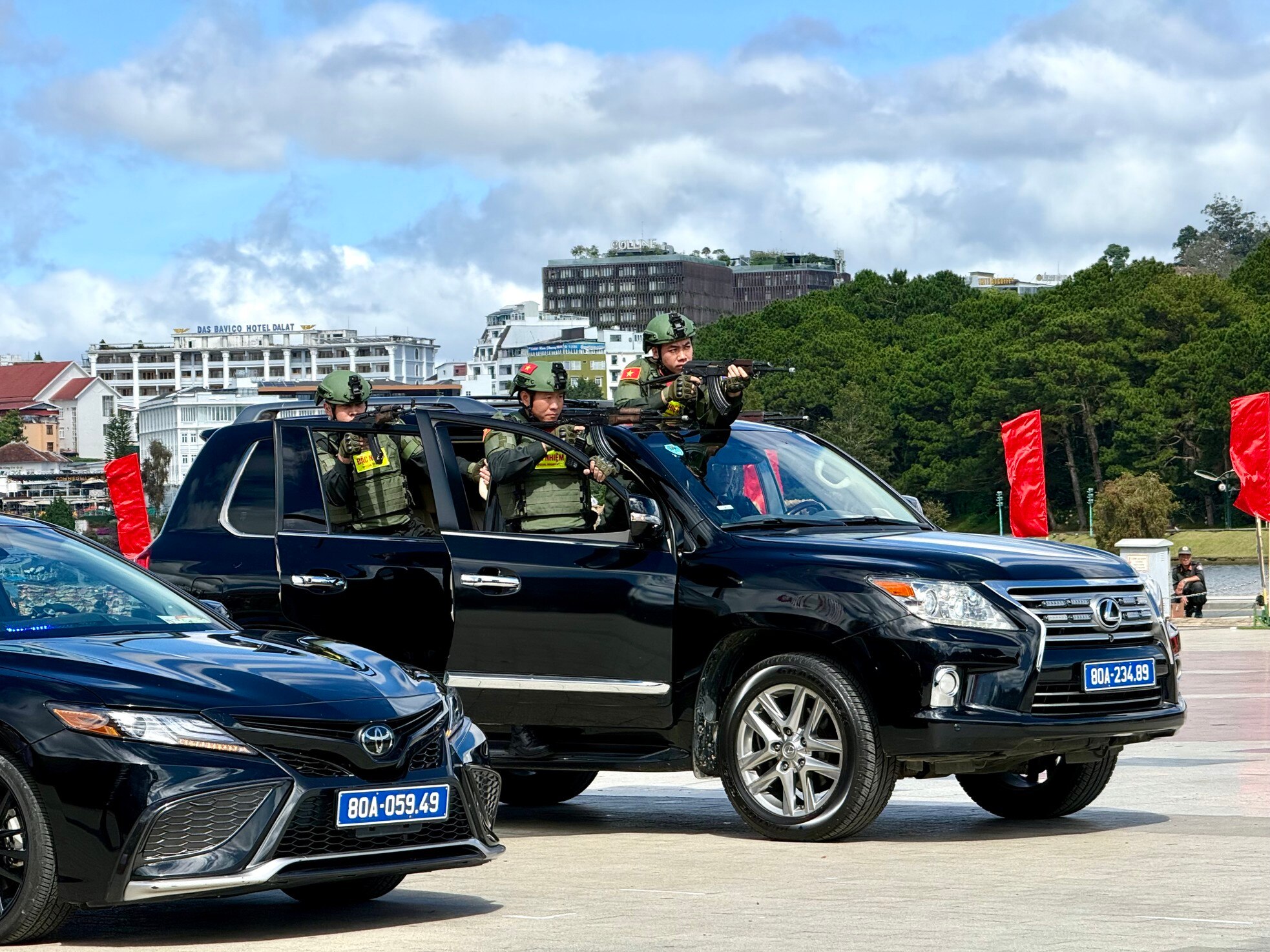 Enjoy the martial arts and anti-riot performance at Da Lat Square, photo 6