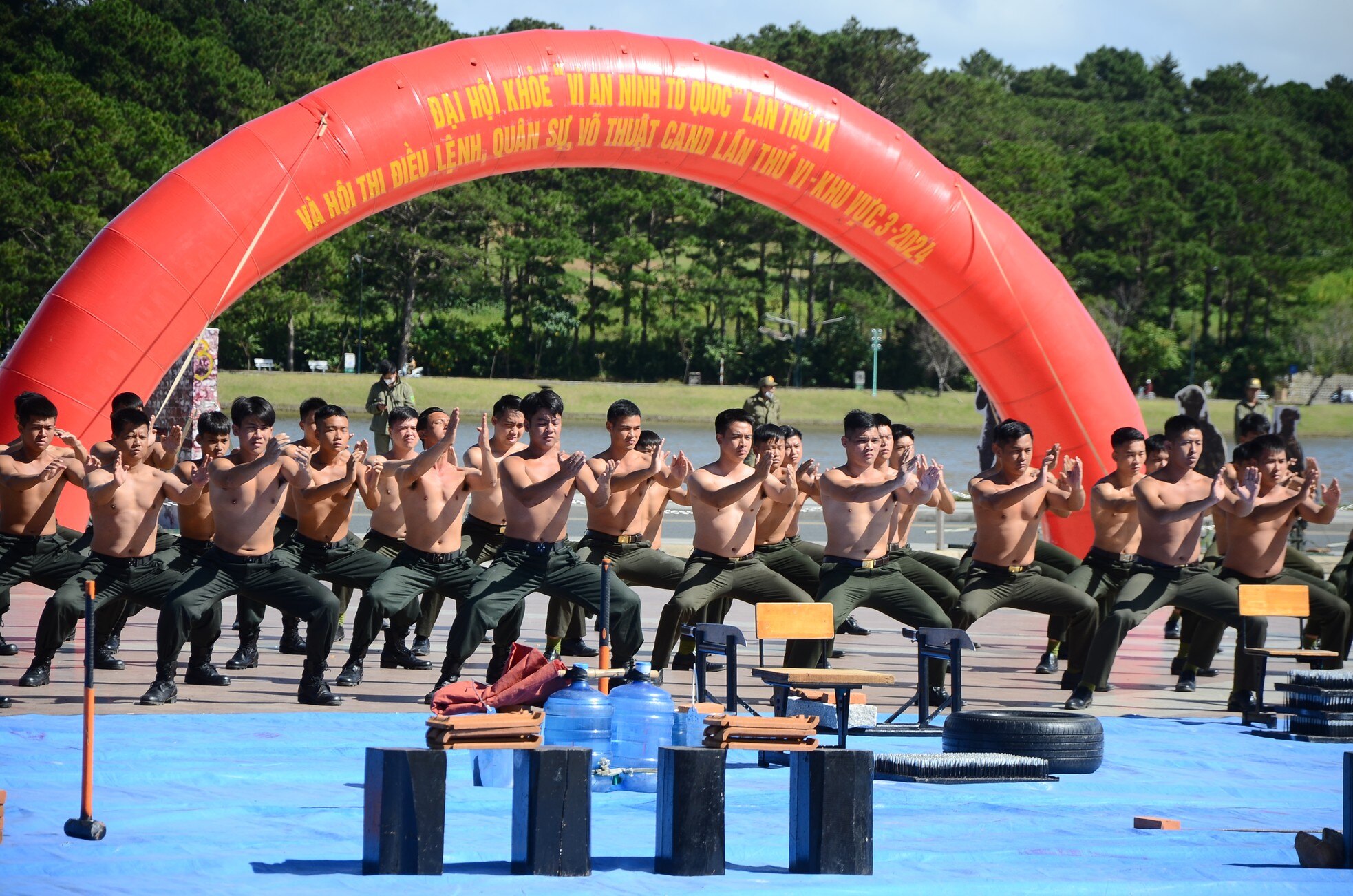 Enjoy the martial arts and anti-riot performance at Da Lat Square, photo 7