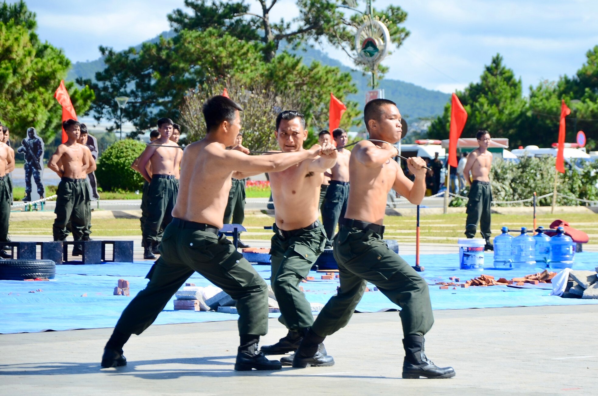 Enjoy the martial arts and anti-riot performance at Da Lat Square, photo 10