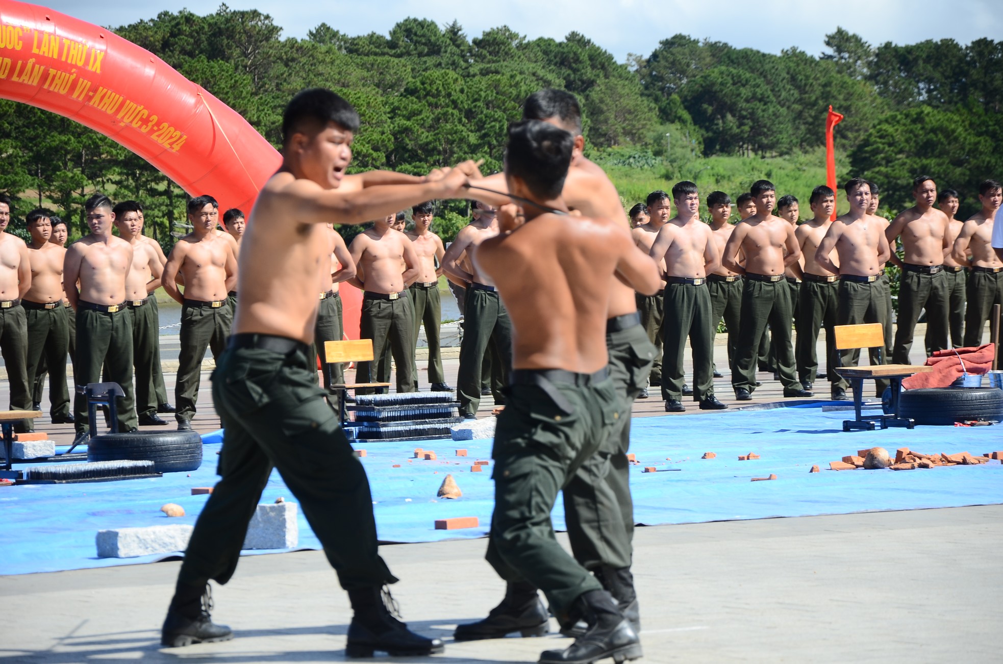 Enjoy the martial arts and anti-riot performance at Da Lat Square, photo 11