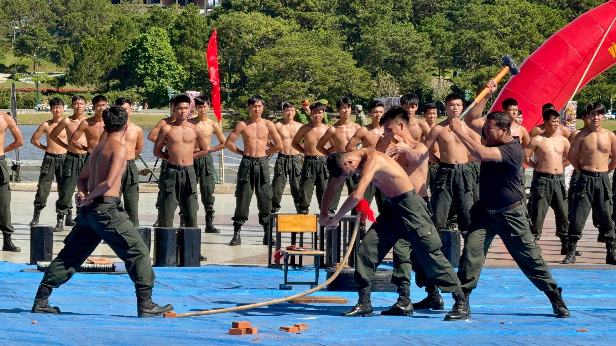 Enjoy the martial arts and anti-riot performance at Da Lat Square, photo 14