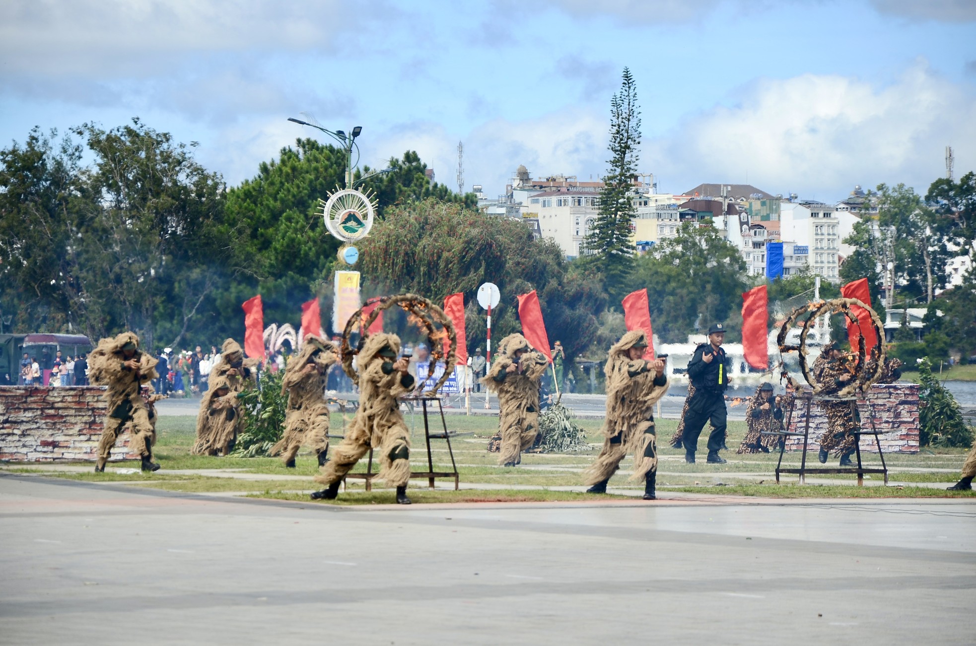 Enjoy the martial arts and anti-riot performance at Da Lat Square, photo 16