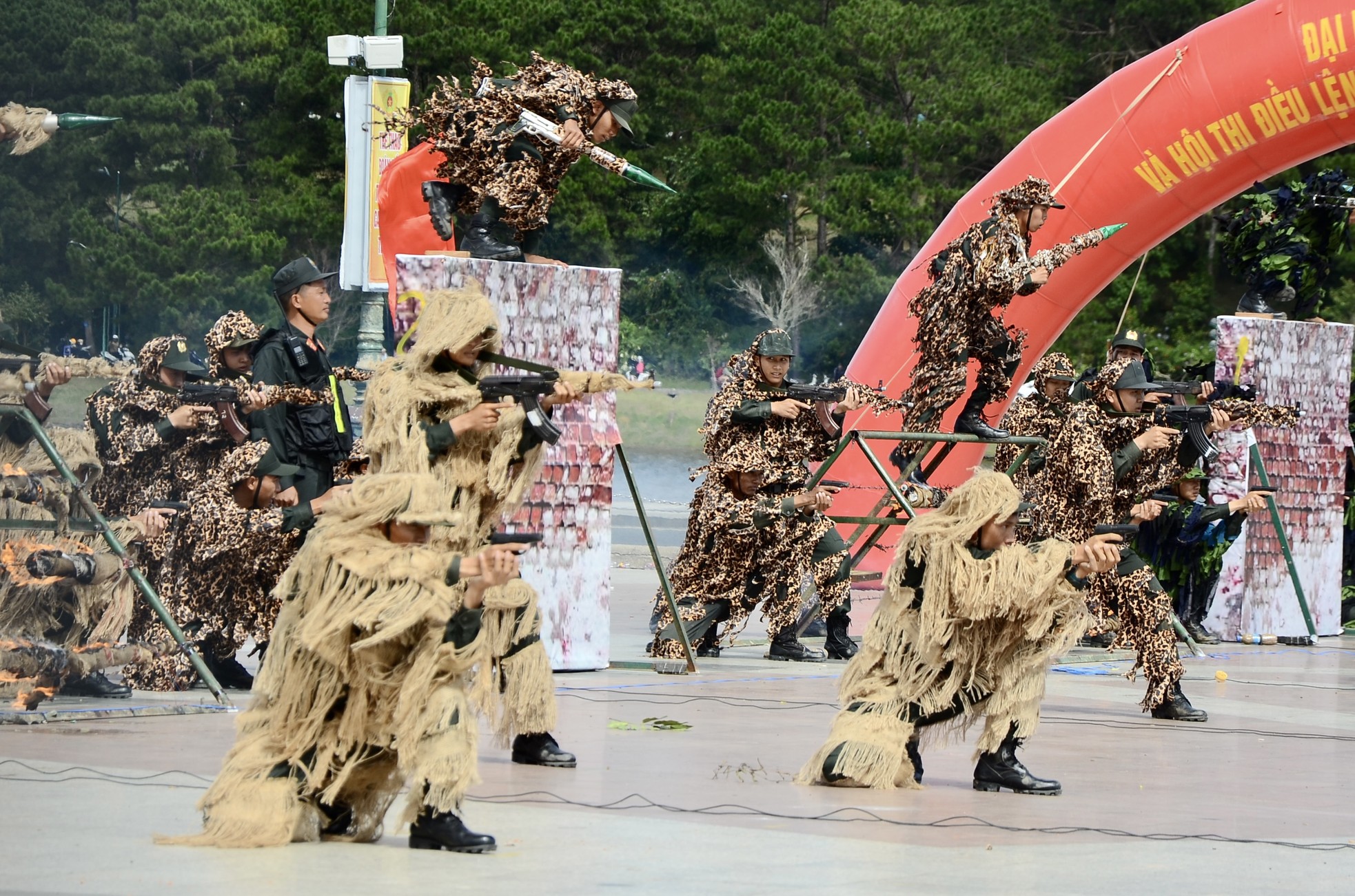 Enjoy the martial arts and anti-riot performance at Da Lat Square, photo 17