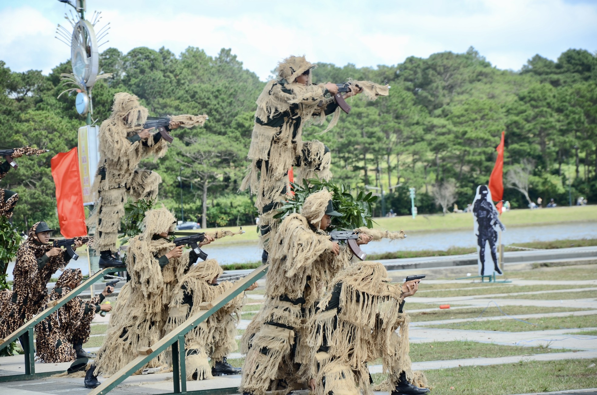 Enjoy the martial arts and anti-riot performance at Da Lat Square, photo 18