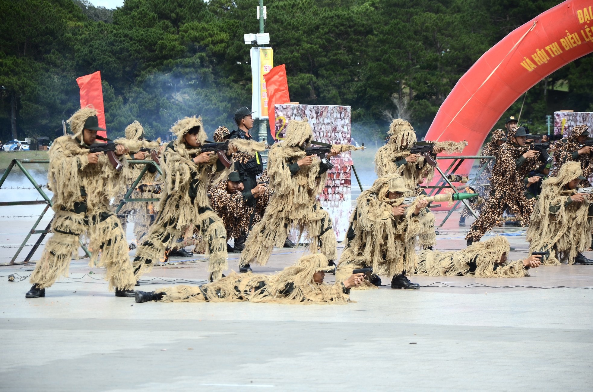 Enjoy the martial arts and anti-riot performance at Da Lat Square, photo 19