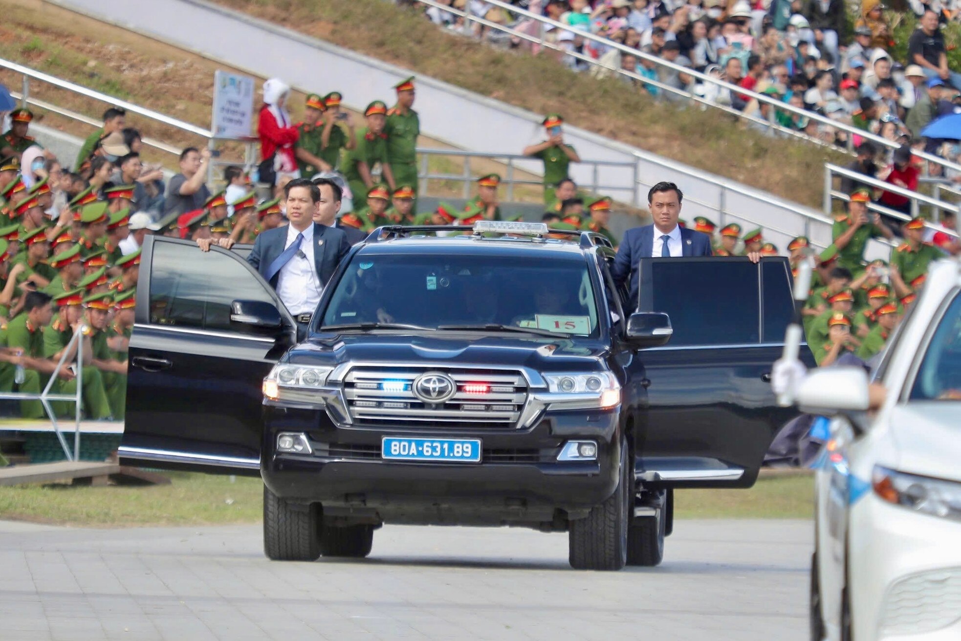 Enjoy the martial arts and anti-riot performance at Da Lat Square, photo 20