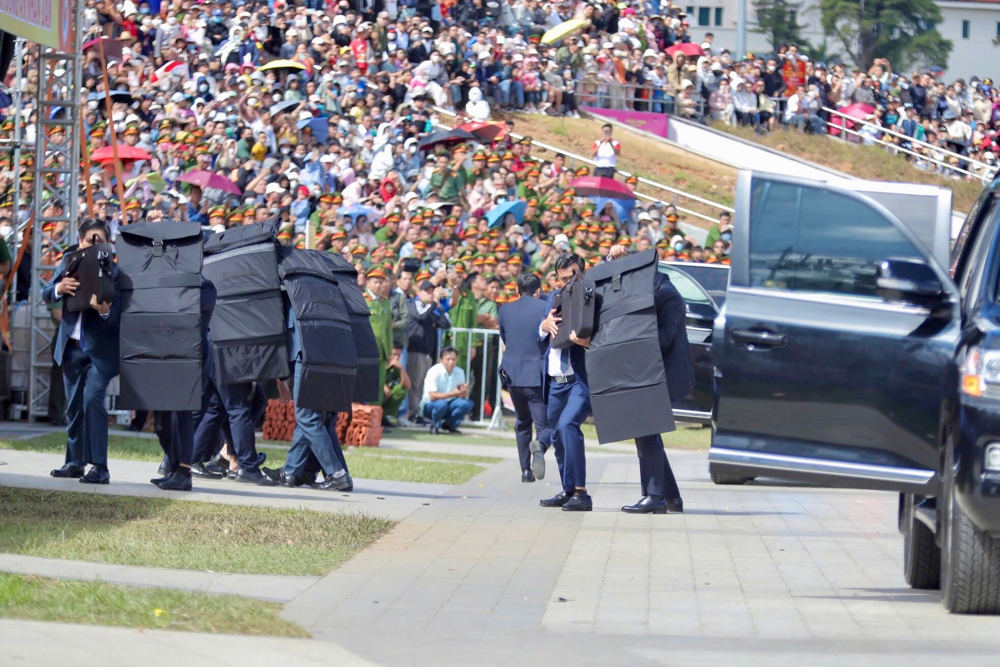 Enjoy the martial arts and anti-riot performance at Da Lat Square, photo 22