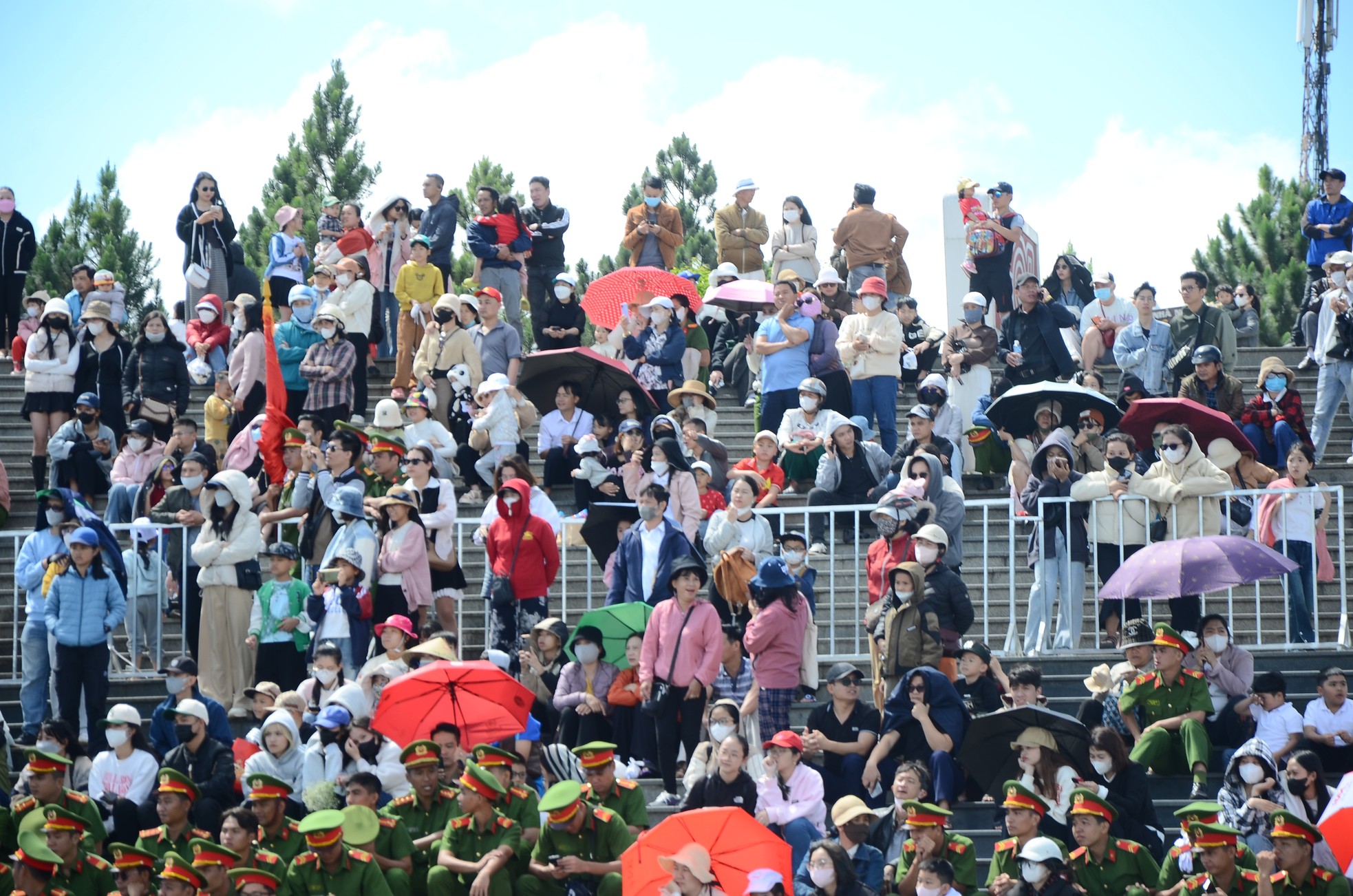 Enjoy the martial arts and anti-riot performance at Da Lat Square, photo 24