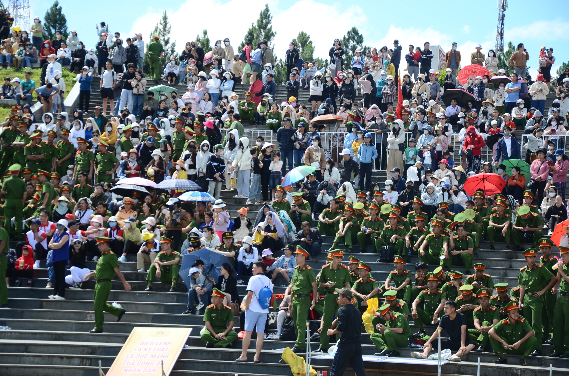 Enjoy the martial arts and anti-riot performance at Da Lat Square, photo 25