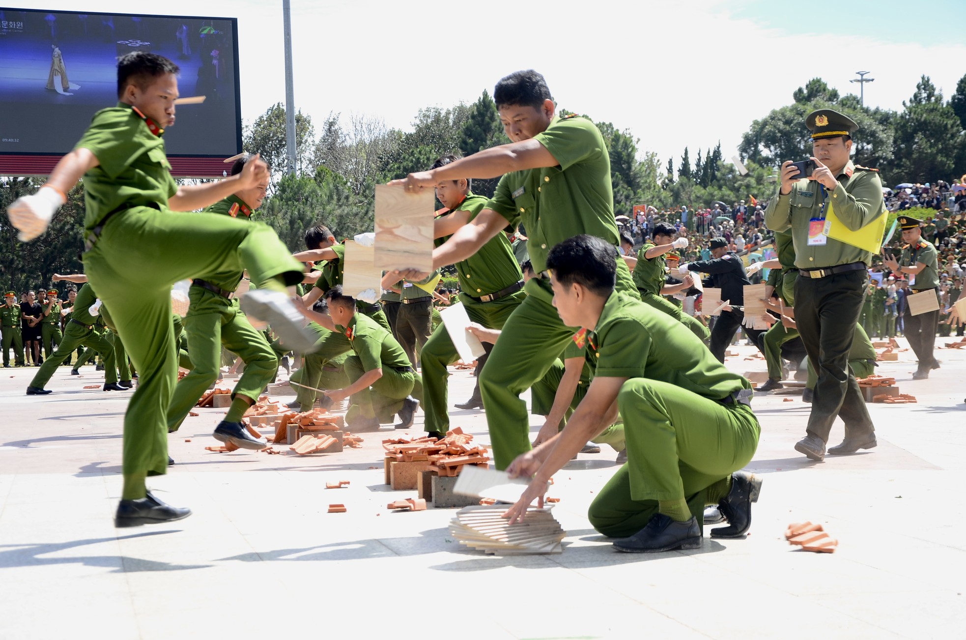 Enjoy the martial arts and anti-riot performance at Da Lat Square, photo 26