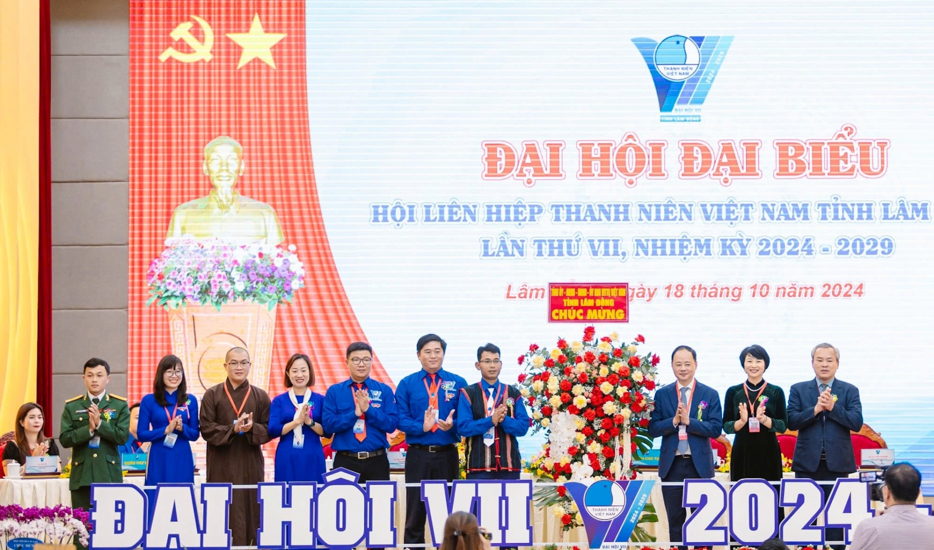  Lãnh đạo tỉnh tặng hoa chúc mừng Đại hội 