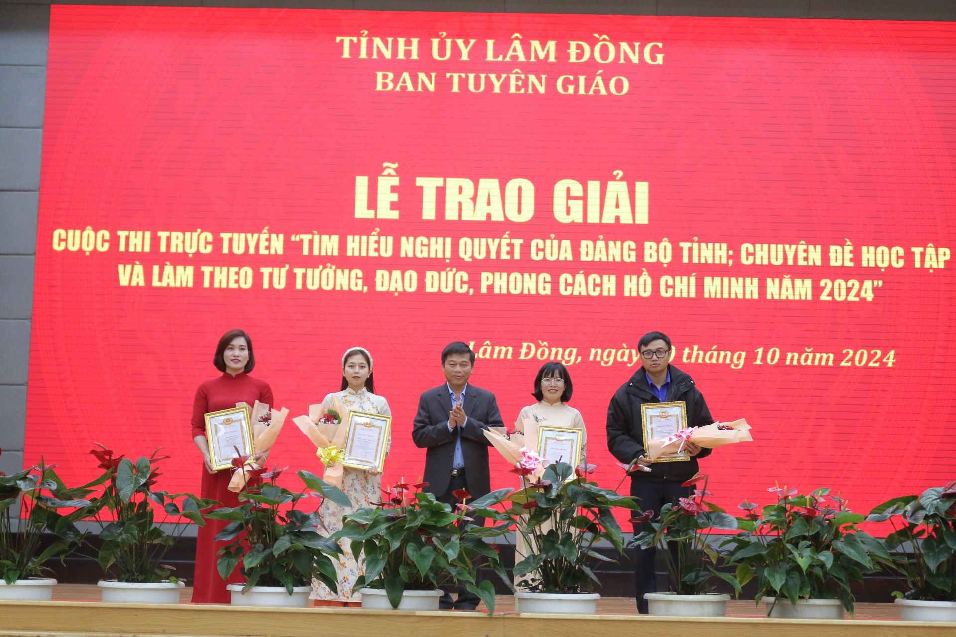 Đồng chí Huỳnh Minh Hải - Phó Trưởng ban Thường trực Ban Tuyên giáo Tỉnh ủy trao giấy khen cho các cá nhân đạt giải phần thi viết tin, bài tuyên truyền về cuộc thi trực tuyến