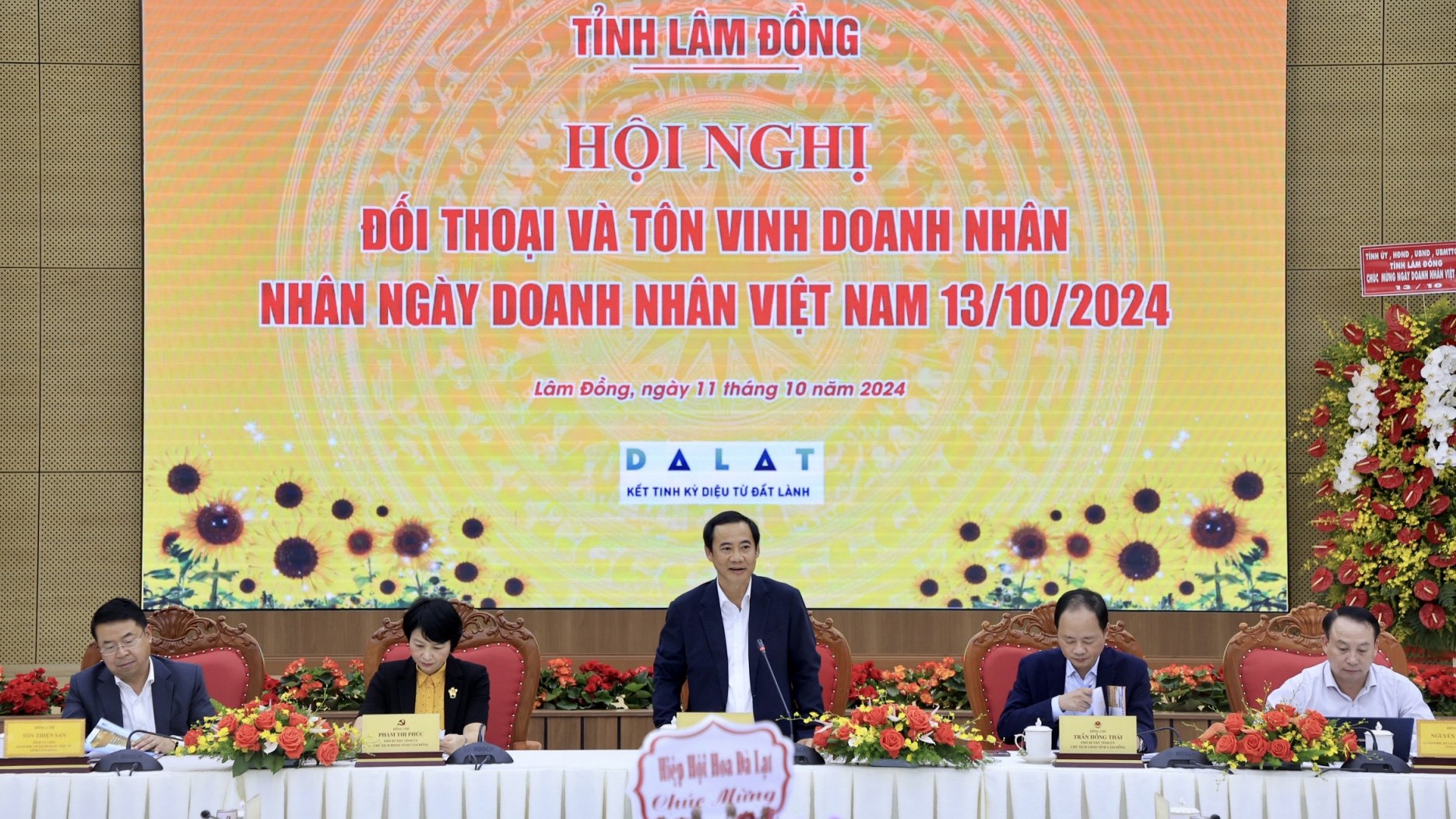 Chương trình đối thoại do Quyền Bí thư Tỉnh uỷ Nguyễn Thái Học, Chủ tịch Hội đồng Nhân dân tỉnh Phạm Thị Phúc, Chủ tịch UBND tỉnh Trần Hồng Thái, Giám đốc Sở Kế hoạch và Đầu tư Tôn Thiện San, Phó Giám đốc phụ trách Sở Tài nguyên và Môi trường Nguyễn Văn Trãi, điều hành