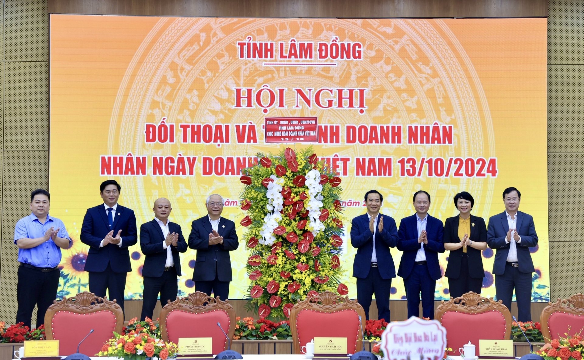 Lãnh đạo Tỉnh uỷ, HĐND, UBND, UBMTTQVN tỉnh tặng hoa chúc mừng cộng đồng doanh nghiệp tỉnh Lâm Đồng