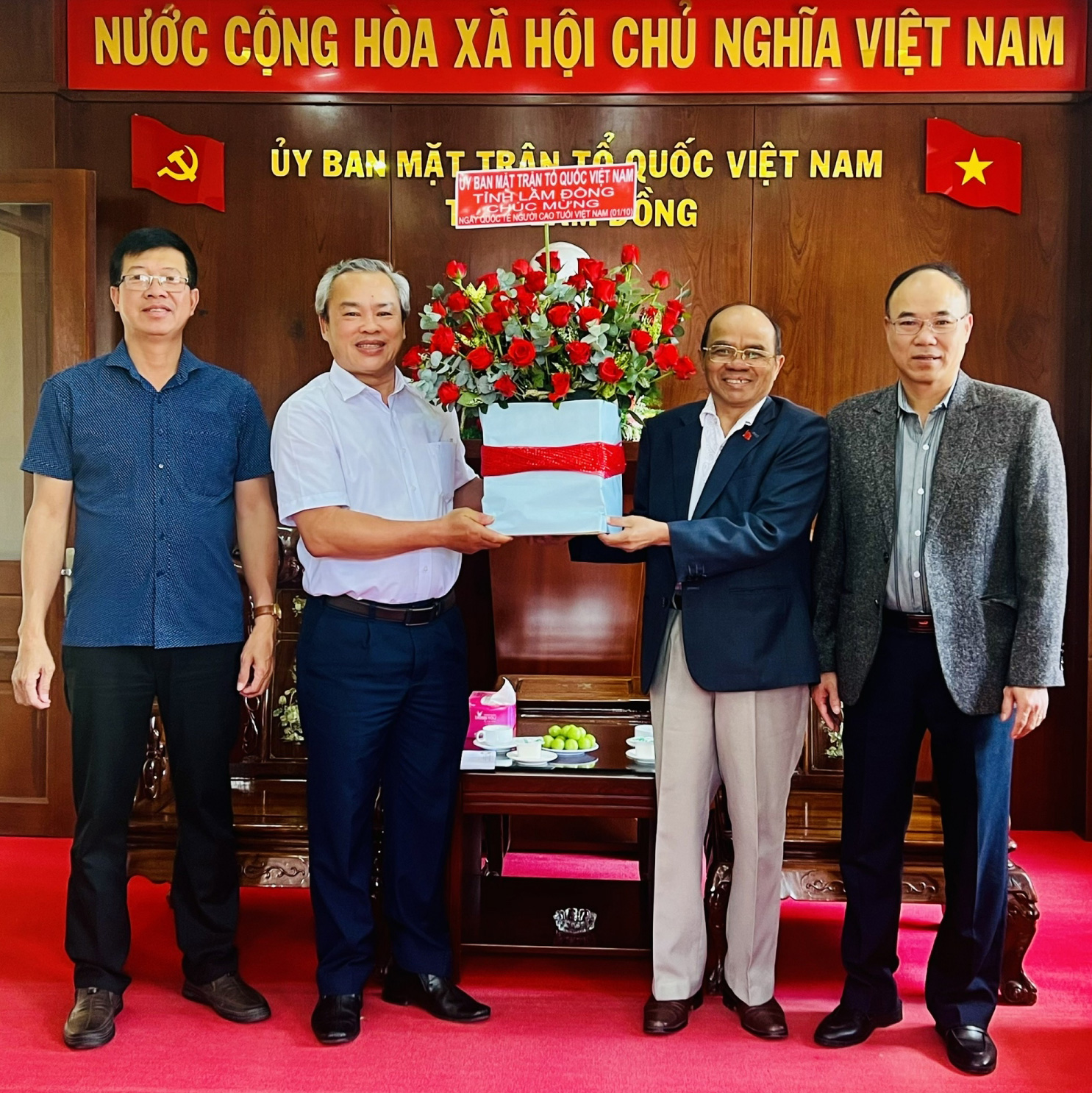 Đoàn Ban Thường trực MTTQ tỉnh chúc mừng Ban Đại diện Hội NGười cao tuổi nhân ngày quốc tế người cao tuổi