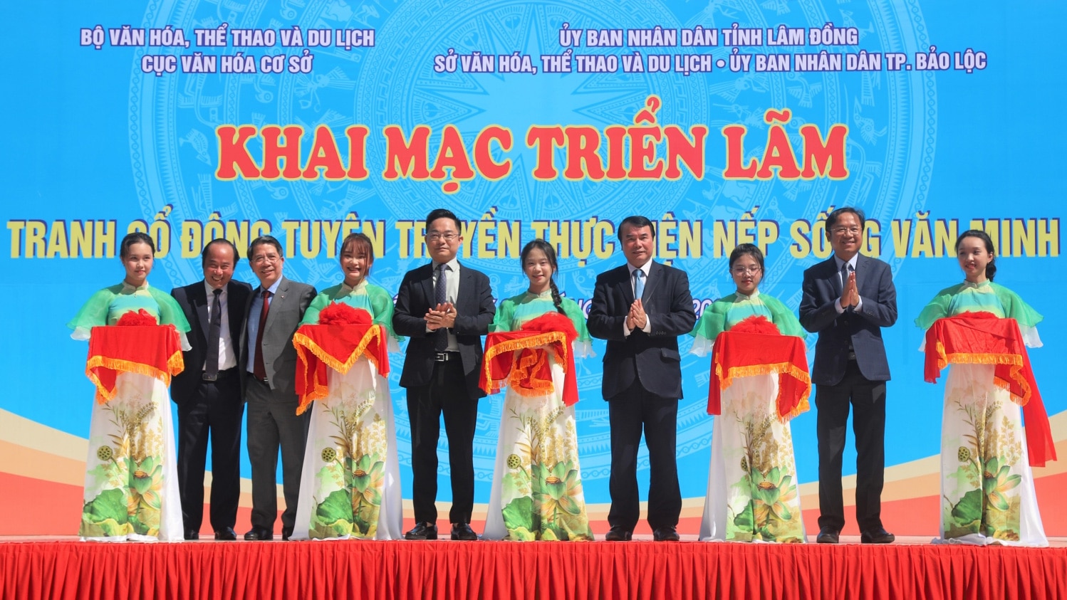 Các đại biểu cắt băng khai mạc triển lãm 