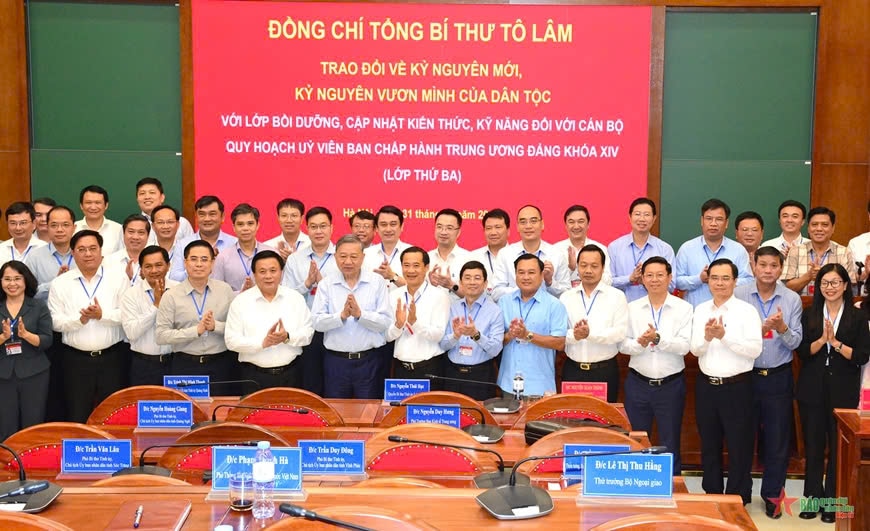 Tổng Bí thư Tô Lâm với các cán bộ tại lớp học