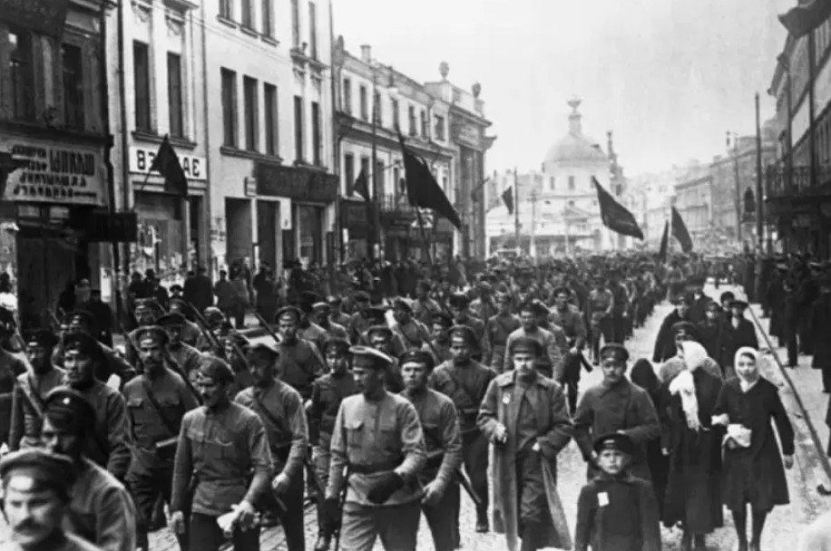 Những người lính Bolshevik diễu hành trên đường phố Moscow năm 1917