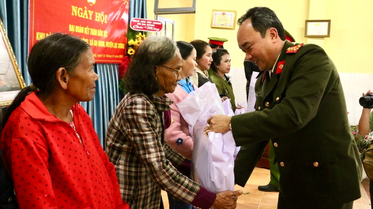 Đại tá Trương Minh Đương trao quà cho hộ nghèo, hộ có hoàn cảnh khó khăn trên địa bàn.