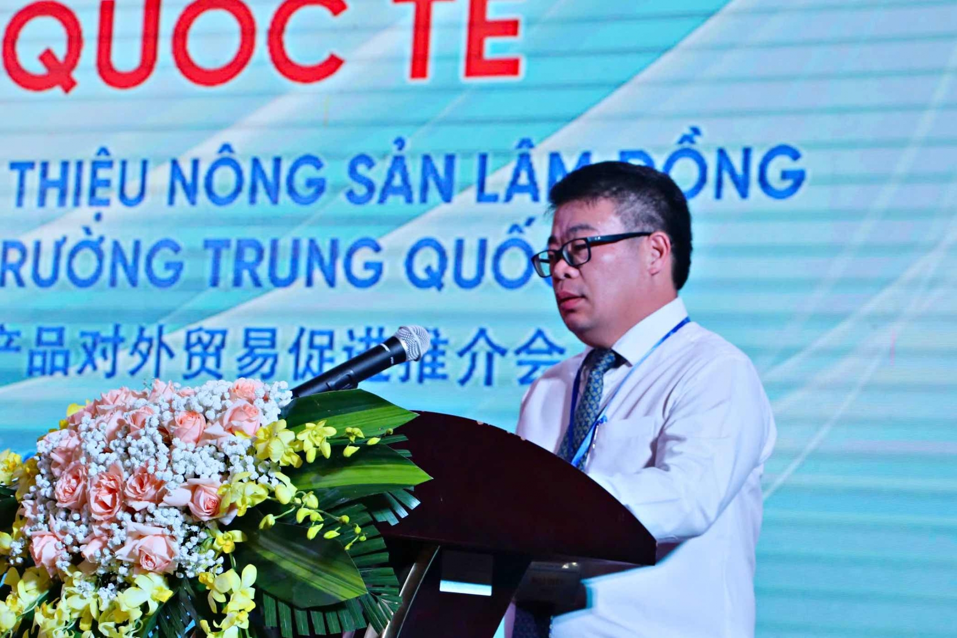 Ông Nguyễn Ngọc Phúc - Phó Chủ tịch UBND tỉnh Lâm Đồng giới thiệu về tiềm năng, thế mạnh về sản phẩm nông nghiệp của tỉnh Lâm Đồng tại Hội nghị Quốc tế kết nối giao thương, giới thiệu nông sản Lâm Đồng xuất khẩu vào thị trường Trung Quốc diễn ra tại TP Lào Cai ngày 2/11